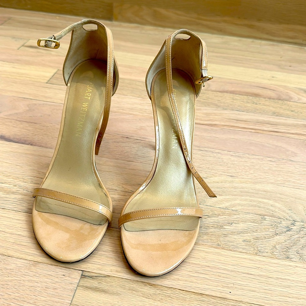 Stuart Weitzman nude sandal. Size 8.